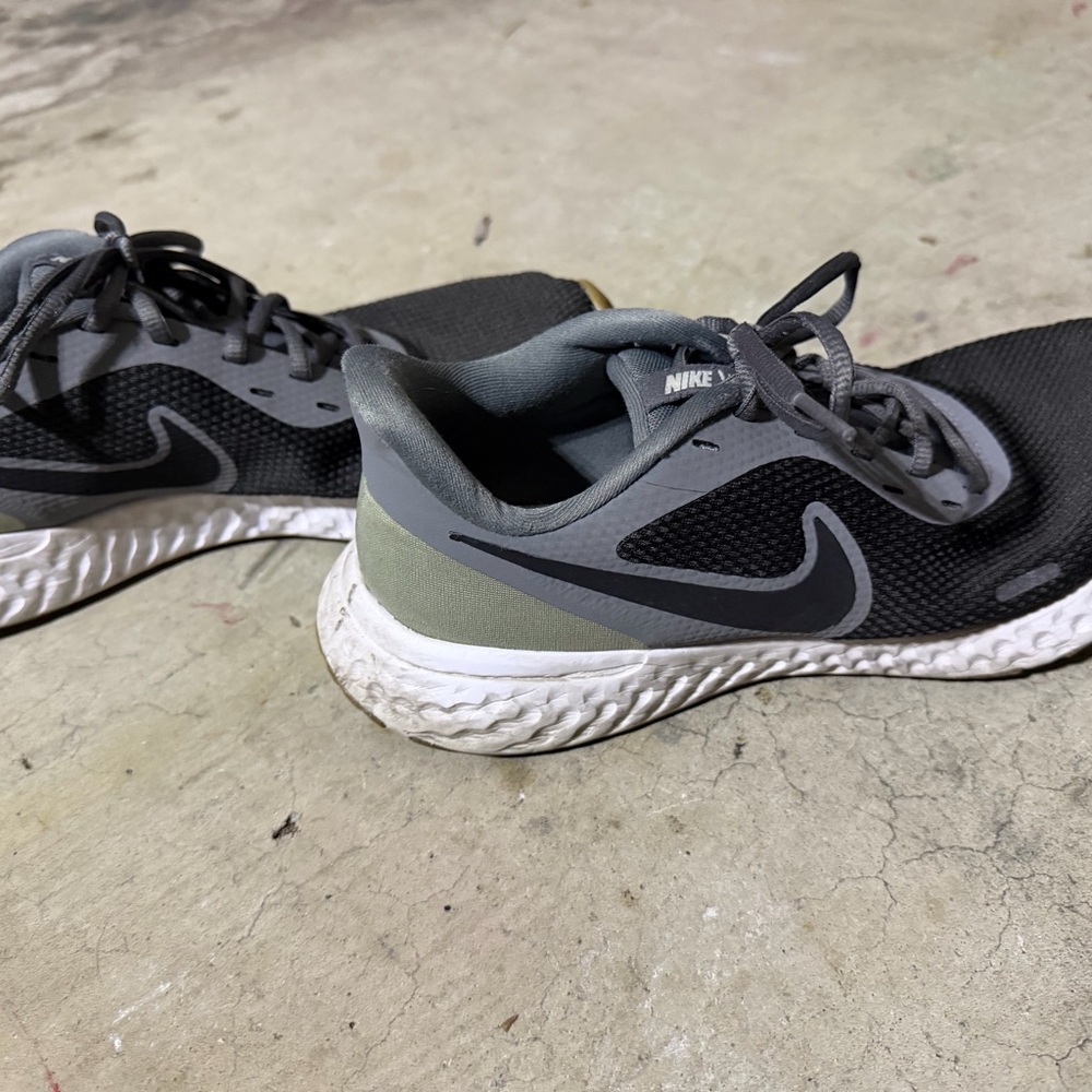 Nike revolution